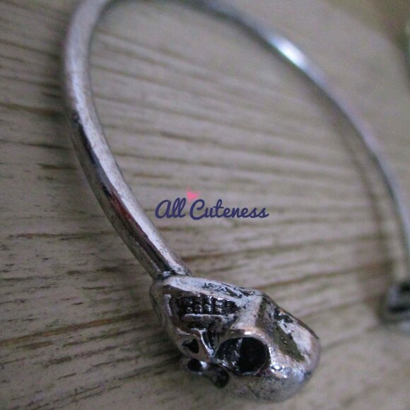 🎀 Edgy Skull Cuff Bracelet *See Details - Picture 5 of 9